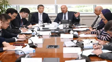 وزير الصناعة والنقل المصري يوقع على تعزيز التعاون الصناعي والنقلي مع الصين لتعزيز المشاريع المشتركة